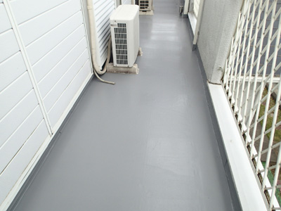 通気緩衝工法によるウレタン防水工事後のバルコニー