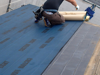 やねカバー工法　防水紙設置
