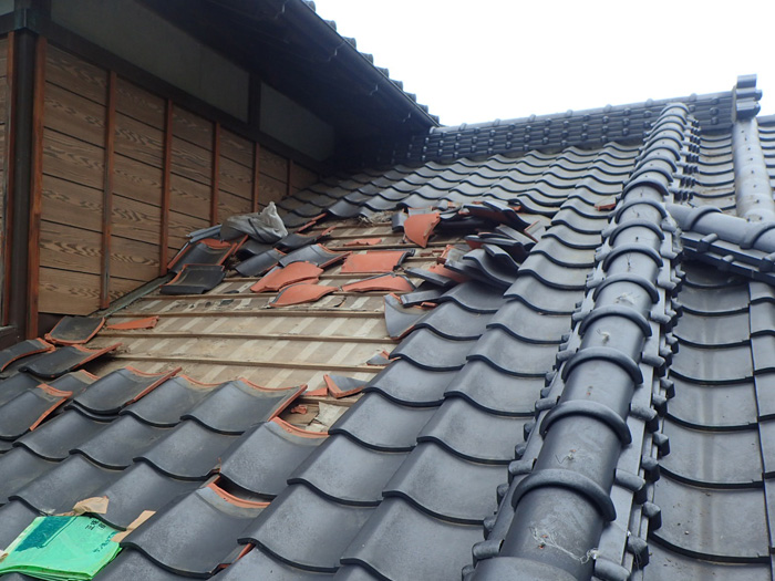 伊勢原市上粕屋での屋根葺き直し工事の概要とメリット・デメリット  、台風による被害からの修復と建物の保護