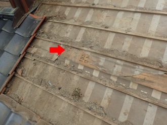 屋根葺き直し工事　瓦を撤去すると防水紙の破れが見つかる