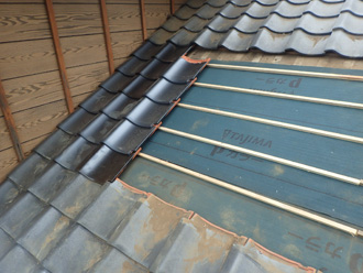 屋根葺き直し工事　新しい瓦と設置