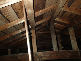 小屋裏の躯体を確認