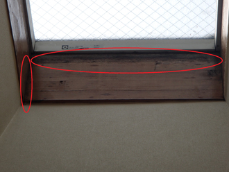 天窓の枠が雨漏りしている