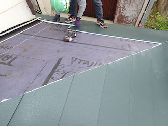 防水シートの上に新しい屋根材