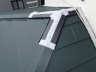 屋根カバー工法　棟板金設置