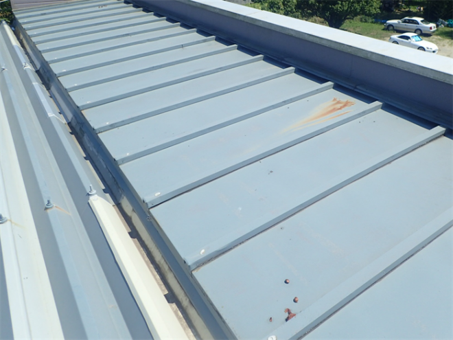 御宿町新町にて築40年の折板屋根で雨漏りが発生、錆による穴あき・腐食を確認