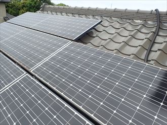 雨漏りが発生している瓦屋根にはソーラーパネルが取り付けられていました
