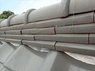 棟瓦を固定している銅線が切れてしまっています