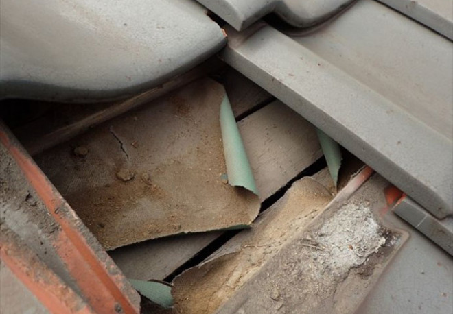 富津市下飯野にて瓦屋根の下に敷かれた防水紙が捲れ、雨漏りを引き起こしていました