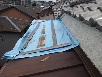 応急処置された庇屋根