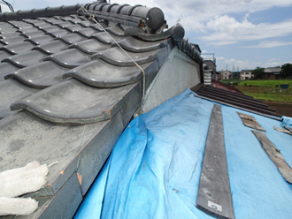 雨漏りを引き起こし応急処置された2階の屋根