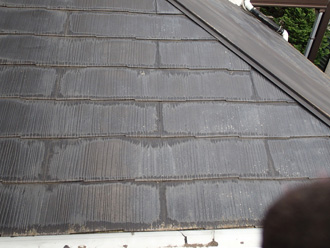 スレートの小口に雨染みが発生