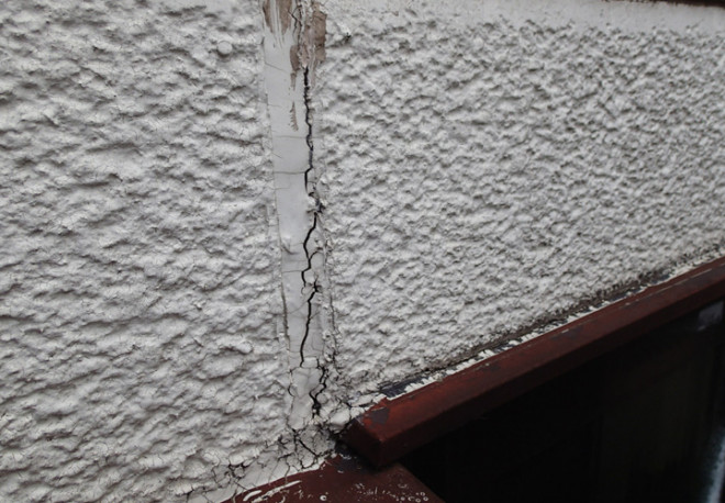 外壁のシーリングにひび割れ