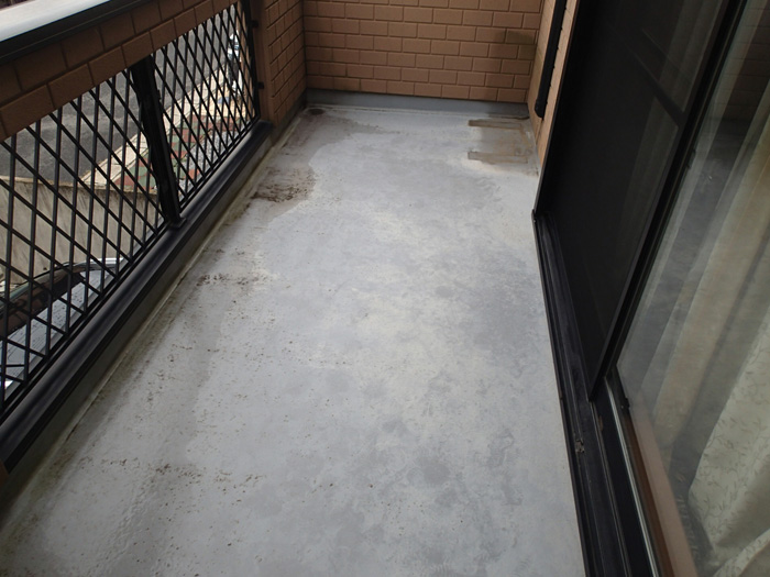 横浜市鶴見区下末吉で雨漏りによるクロスの剥がれは原因はバルコニーの防水劣化でした