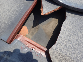 瓦は割れているが防水紙に破れなどはない