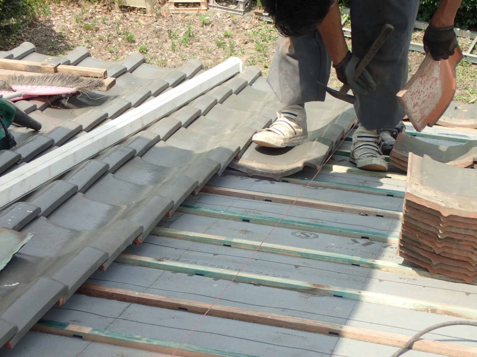 桟木に1枚ずつ固定されていく瓦