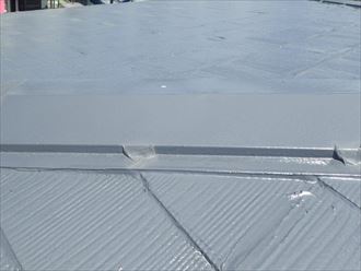 屋根材と板金の隙間がない