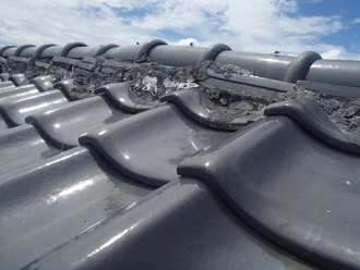 屋根の漆喰が剥がれている