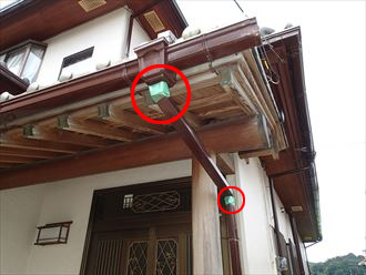 雨樋にテープでの補修跡が見受けられます