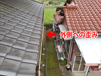 外側へ歪んでいた軒樋