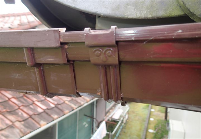 強風や積雪による負荷が掛かった軒樋