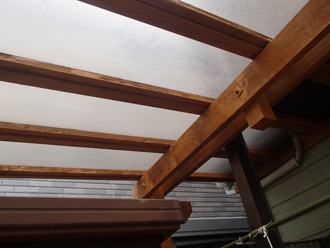 ポリカーボネートの屋根から雨漏り