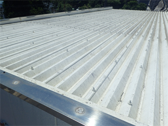 折板屋根の全景