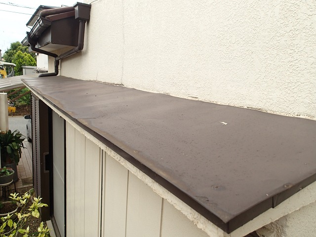 吹田市内本町にて大雨で雨漏りをした、庇の取り合い部分を点検