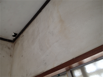 室内広範囲に雨漏り