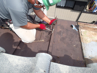 既存の金属屋根を解体