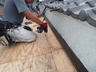 庇屋根の下地貼り