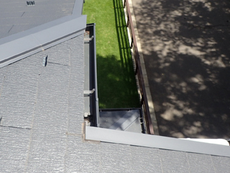 雨樋の落ち葉がたまらないように清掃が必要