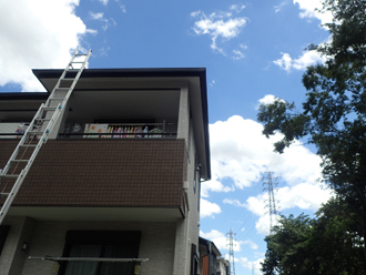 屋根にかかるはしご