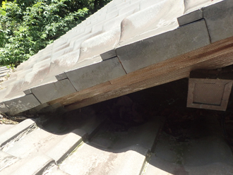 屋根の目部も経年劣化が見られる