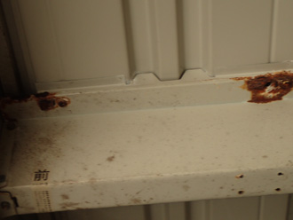 腐食して穴が空いて雨漏りしている