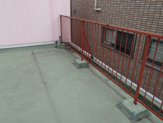 墨田区押上にて屋上の笠木（手摺り）から雨漏りを引き起こしていたためシーリング補修と板金工事をご提案