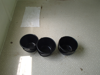 雨漏りを受け止めるバケツ