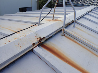 金属屋根材の屋根の棟が錆びている