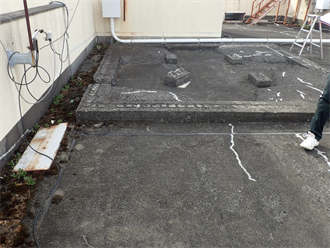 鴨川市横渚の３階建てビルにて陸屋根の防水層劣化による雨漏りを調査