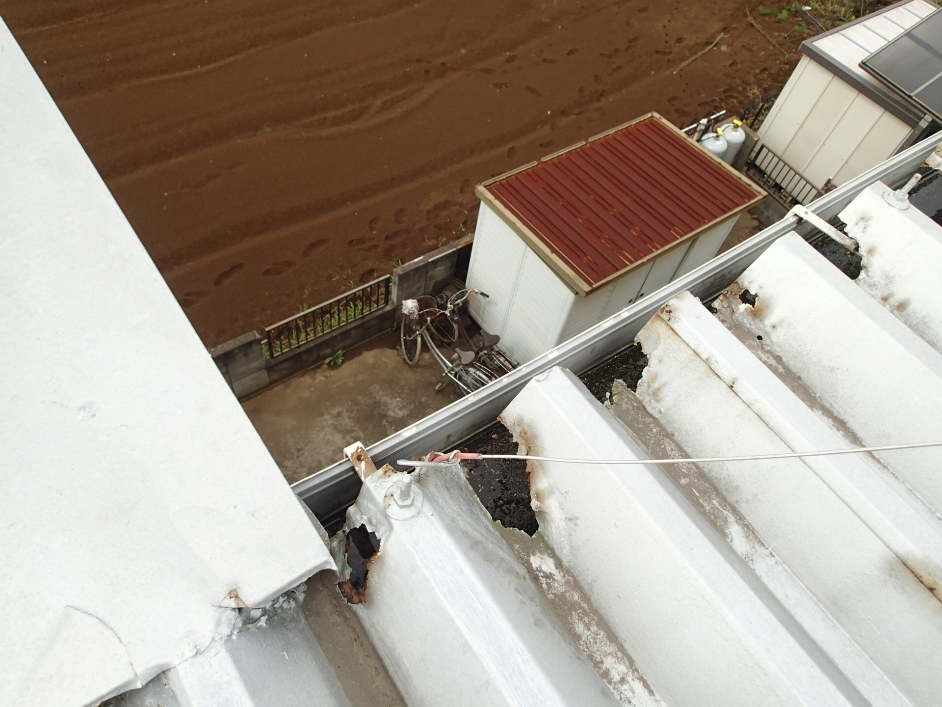 錆びた波板の端