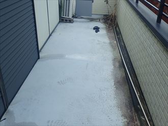 富津市青木にてバルコニーからの雨漏り調査を実施、サッシの位置と防水層の高さはぜひチェック！