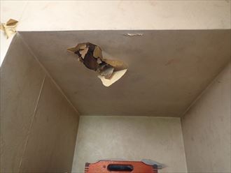 天井クロスの剥がれ