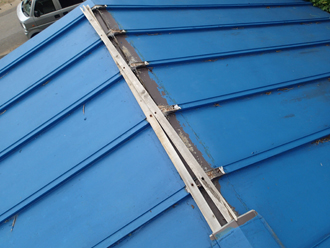 棟板金が飛散し貫板が丸見えの状態です