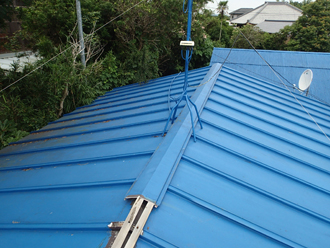 増築された建物の棟板金が一部飛散しています