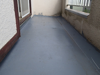 雨漏りしているベランダを調査