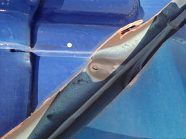 西東京市栄町のお住まいにある、雨水による腐食で穴が開いた谷板金