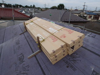 新たな屋根材を搬入