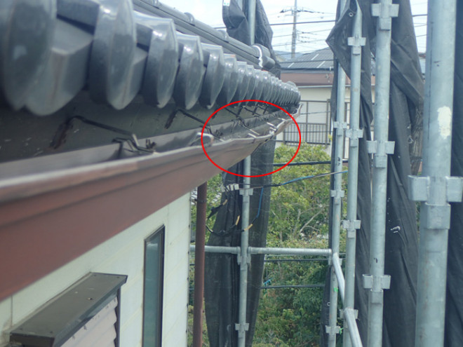 軒樋が変形している