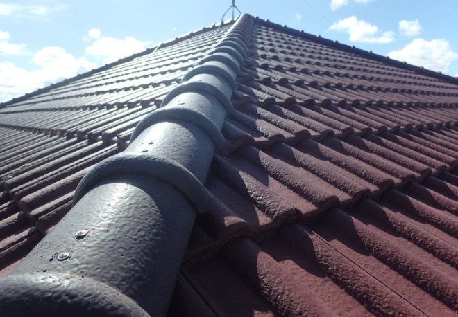 セメント瓦屋根の棟瓦取り直し工事が完了