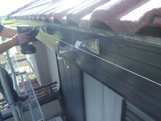 糸を張り雨樋金具を取り付けます